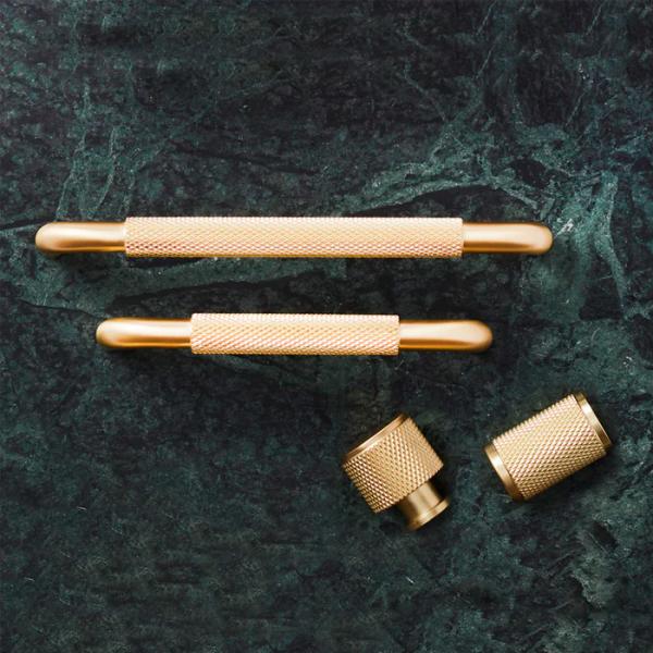 Beslagsboden B650 m&oslash;belgreb m/crystal cut detaljer - B&oslash;rstet messing