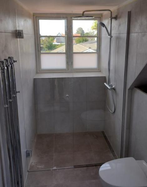 Bath brusedør med fast side - Matsort Bath brusedør med fast side - Matsort