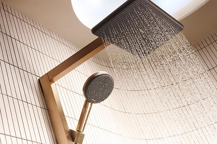 hansgrohe Raindance Alive Q Showerpipe 200/340 1jet m/ShowerSelect Comfort og EcoSmart - B&oslash;rstet bronze