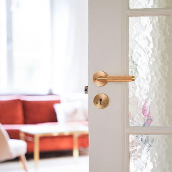 Beslagsboden Design indend&oslash;rs d&oslash;rh&aring;ndtag m/crystal cut - B&oslash;rstet messing PVD